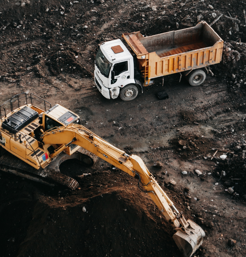 WE.GEO - Bagger und Lastwagen auf Baustelle