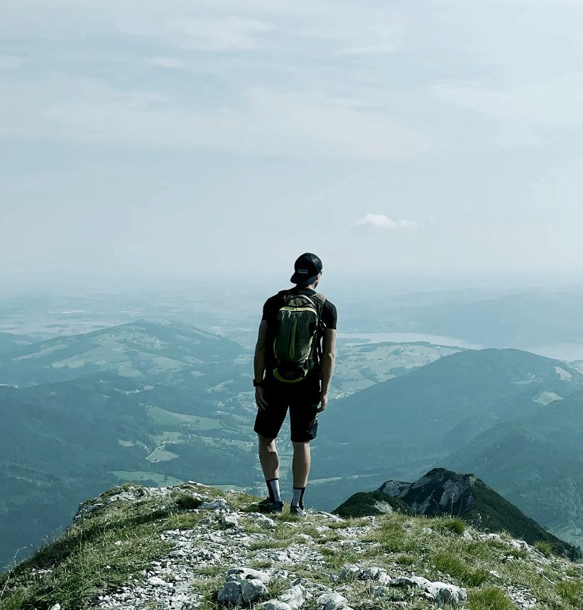 Gregor Weichselbaumer schaut vom Berggipfel in die Ferne